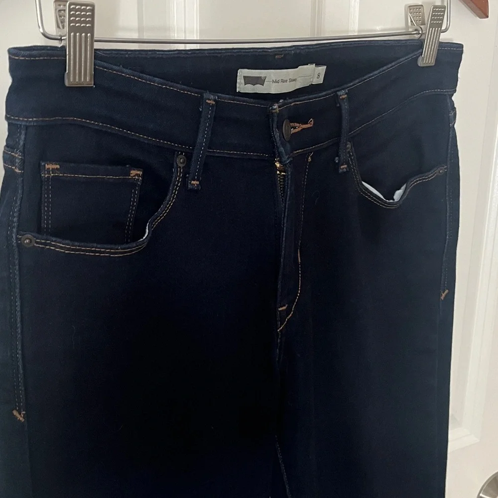 Levi’s Mid Rise Super Dark Blue Skinny Jeans w/ stretch. Size 8